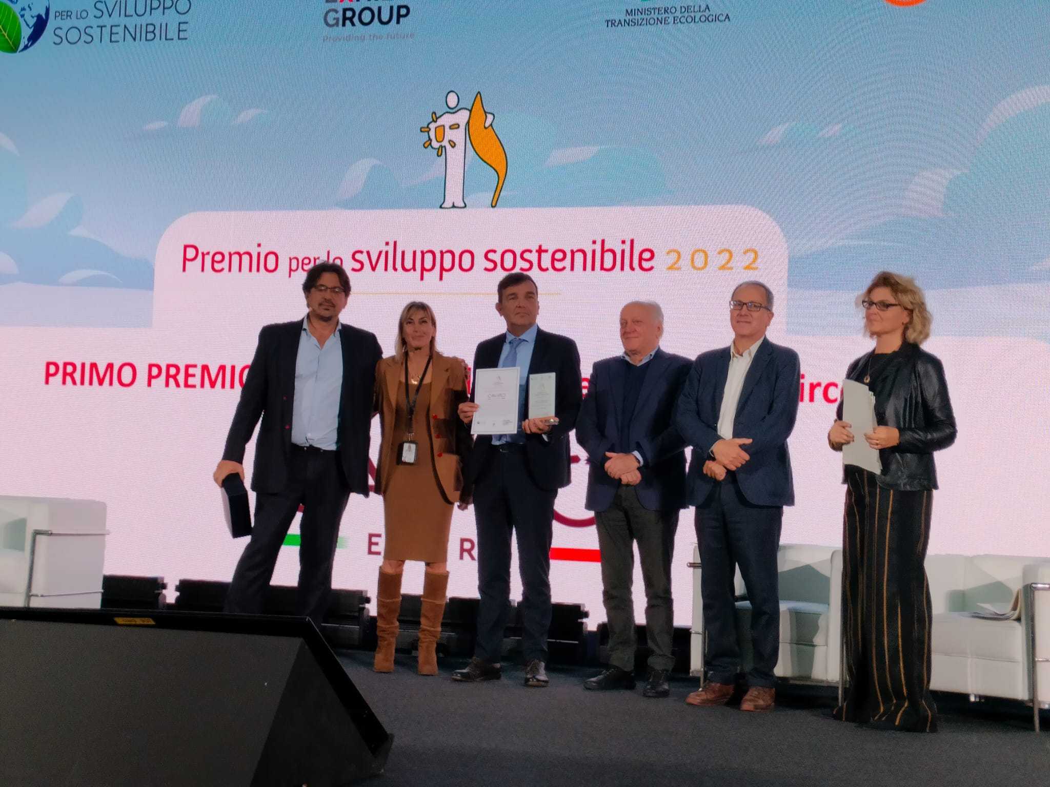 foto di gruppo conferimento premio sostenibilità